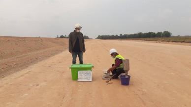 งานทดสอบ Field Density Test  ดินถม ชั้นคันทาง Sta. 3+000-3+500 Main line Rt