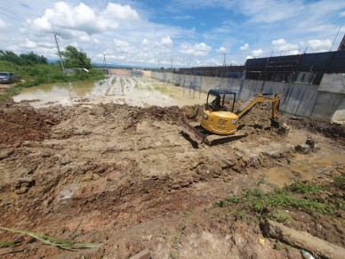 ตรวจสอบงานขุดเปิดดินเตรียมก่อสร้างฐานราก Abutment ฝั่งต้นโครงการ สะพานข้ามแม่น้ำปราจีนบุรี RT กม.1+875