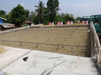 ตรวจสอบงานเหล็กเสริมและเข้าแบบพื้น Approach Slab ฝ้งปลายโครงการฯสะพานข้ามแม่น้ำปราจีนบุรี RT กม.1+875