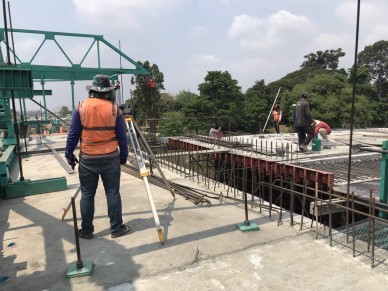 ตรวจสอบงานระดับพื้น top slab ก่อนผูกเหล็ก segment 2′-1′ และ 1-2 P2 ,สะพานข้ามแม่น้ำปราจีนบุรี RT กม.1+875