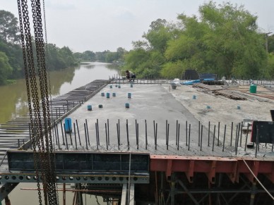 ตรวจสอบงานบ่มพื้นคอนกรีต P2 ,top slab segment 2′-1′ และ 1-2 สะพานข้ามแม่น้ำปราจีนบุรี RT กม.1+875