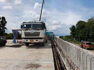 ตรวจสอบงานเทคอนกรีตรางระบายน้ำรูปตัวยูเชิงลาดสะพานฝั่งปลายโครงการฯ , LT