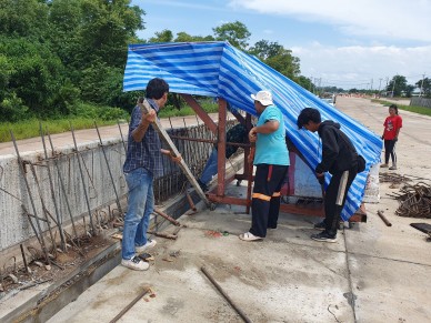 ตรวจสอบงานจัดแนว fin barrier  ฝั่งปลายโครงการ สะพานข้ามแม่น้ำปราจีนบุรี กม.ที่ 1+875 LT