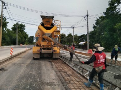 งานเทคอนกรีต Pavement บริเวณแยก กม.2