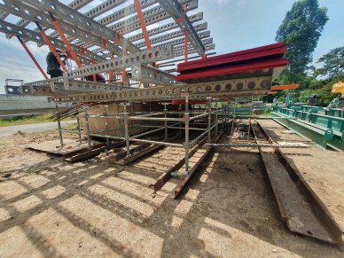 ตรวจสอบงานติดตั้ง formwork segment 11′ P4 สะพานข้ามแม่น้ำปราจีนบุรี กม.ที่ 1+875 LT